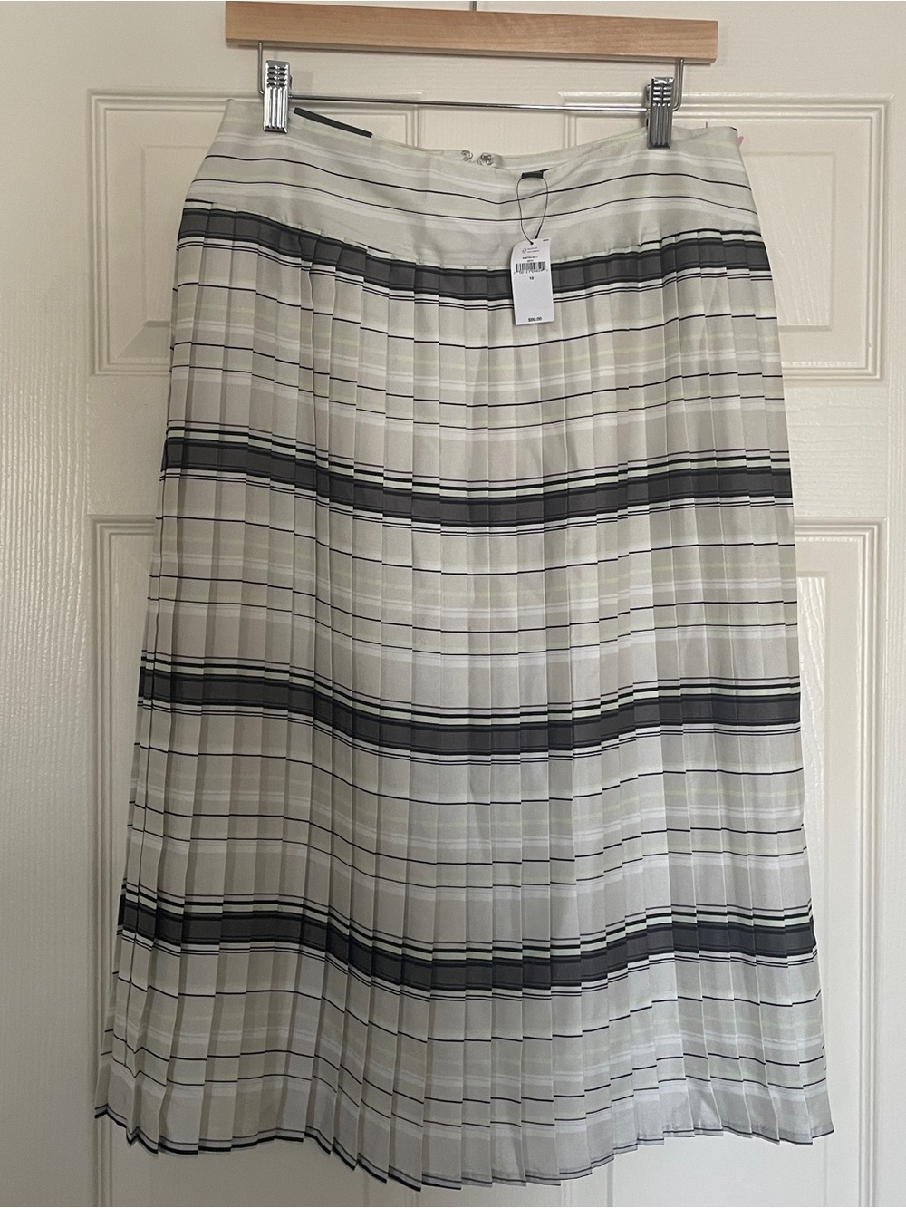 🩶 Banana Republic Cream Pleated Midi Skirt with Black & Gray Stripes 🩶